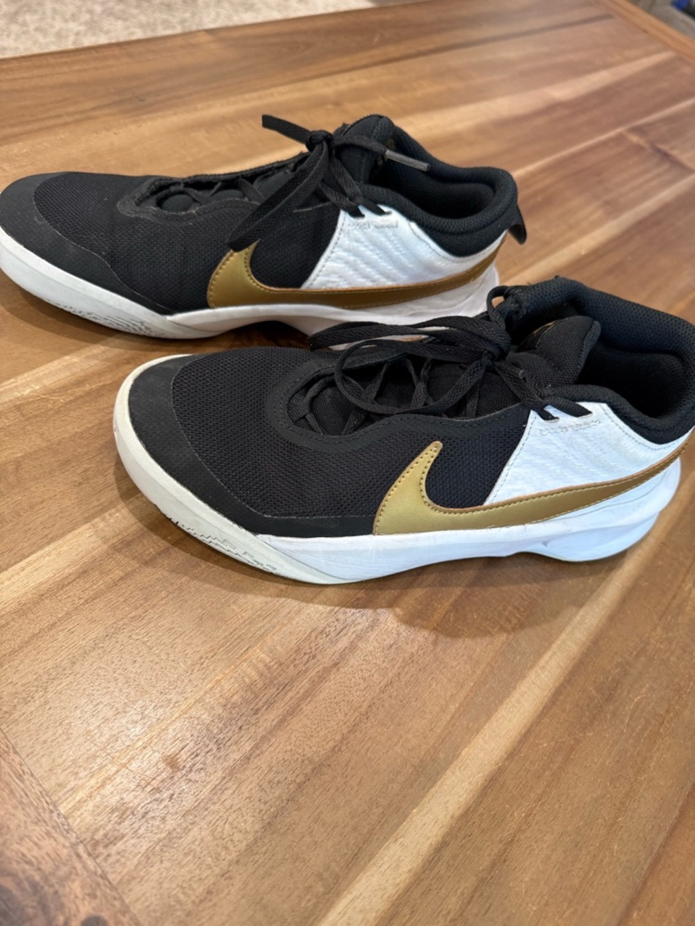 Nike Kids Black, White & Gold Low-Top Sneakers. Basketball shoes size 6Y